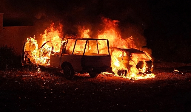مستوطنون يحرقون مركبات في كفر قاسم (الصورة عن موقع عرب 48)